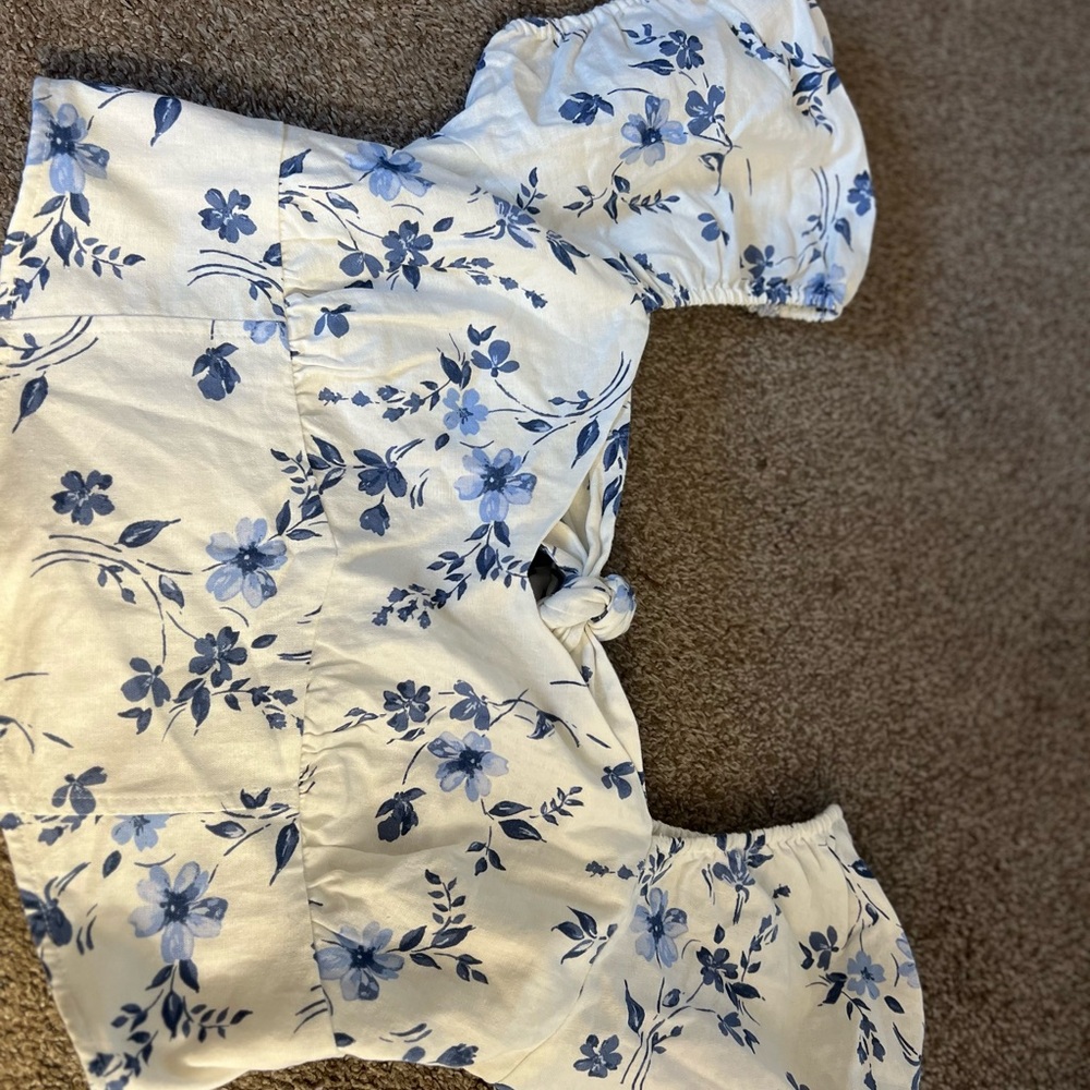 NWT Hollister Floral Blue and White Women's Top